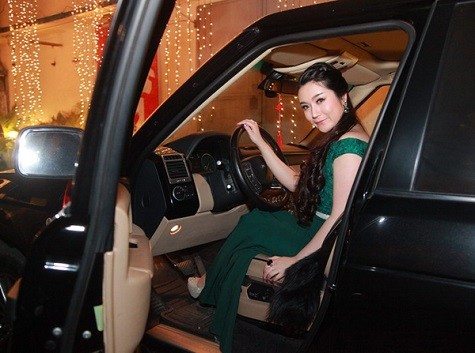 Bảo Phương đã tự lái chiếc xe Range Rover đến tham dự show diễn của nam ca sĩ.