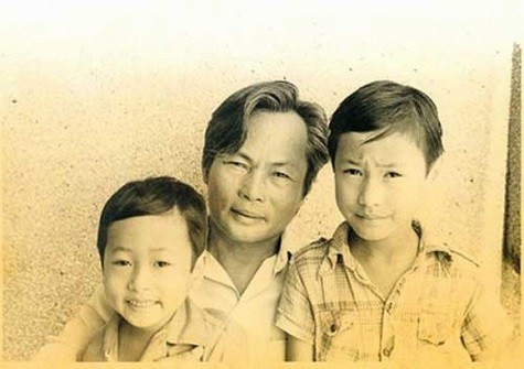 Đạo diễn Nguyễn Quang Dũng thời bé (trái) cùng ba Nguyễn Quang Sáng và anh trai.