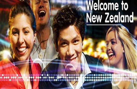 New Zealand hấp dẫn nhiều du học sinh bởi chi phí rẻ, an toàn, bằng cấp được công nhận trên toàn cầu, chất lượng đào tạo cao, nhiều việc làm thêm, chính sách cho sinh viên ở lại làm việc sau khi tốt nghiệp và xin định cư khi đủ điều kiện.