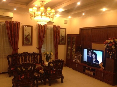 Phòng khách trong ngôi nhà của Bảo Phương khá ấm cúng và gọn gàng.