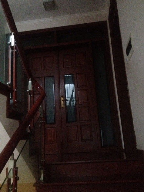 Cầu thang đi lên phòng phủ của Bảo Phương