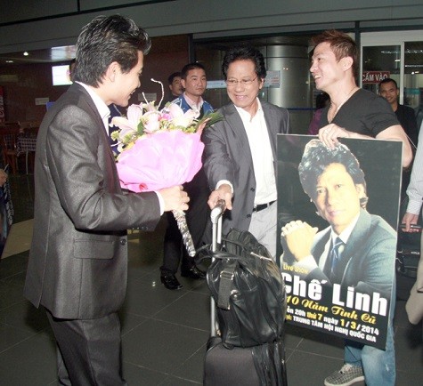 Bạn bè, người hâm mộ Chế Linh đã ra tận sân bay đón ông. Trước tình cảm ấm áp, nồng nhiệt ấy, ca sĩ Chế Linh đã không ngừng nở nụ cười hạnh phúc trên môi.