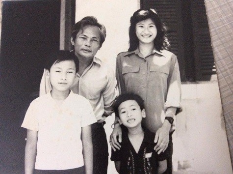 Đạo diễn Quang Dũng (áo đen) bên bố mẹ và anh trai