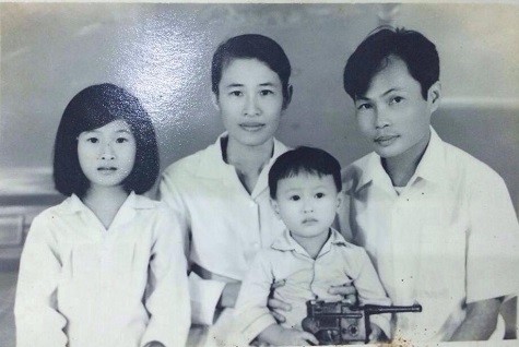 Nhà văn Nguyễn Quang Sáng bên gia đình hồi còn trẻ