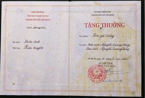 Nhà văn Nguyễn Quang sáng được nhận bằng khen trong tác phẩm &quot;Con gà trống&quot;.