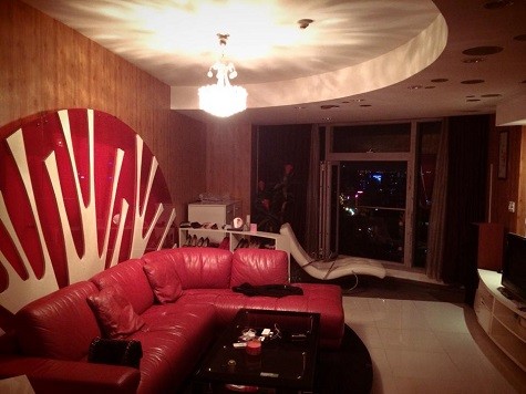 Với tone màu đỏ chủ đạo cùng gạch nền màu trắng và tường được ốp gỗ, căn hộ của Hồng Quế trông khá gọn gàng