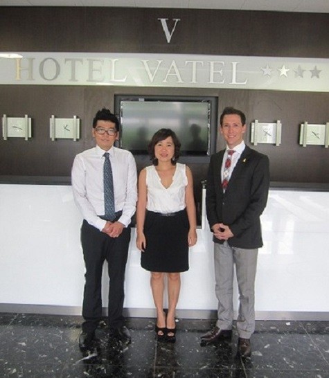 Đại diện Du học BB - Công ty Cầu Xanh và sinh viên Lê Việt Hưng tại trường Vatel, Thụy Sĩ.