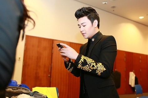 Áo vest MC Phan Anh giống 90% áo vest của Lee Min Ho.
