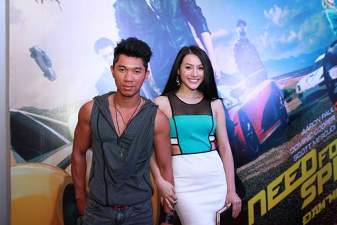 Lương Bàng Quang và Trương Nhi tay trong tay tới dự buổi chiếu ra mắt phim Need For Speed – Đam mê tốc độ.