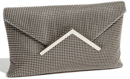 Chiếc tủi phẳng, hình chữ nhật hay vuông với hình tam giác ở nắp trông giống một bìa thư. Túi này có thể nhỏ như ví cầm tay hoặc lớn hơn.