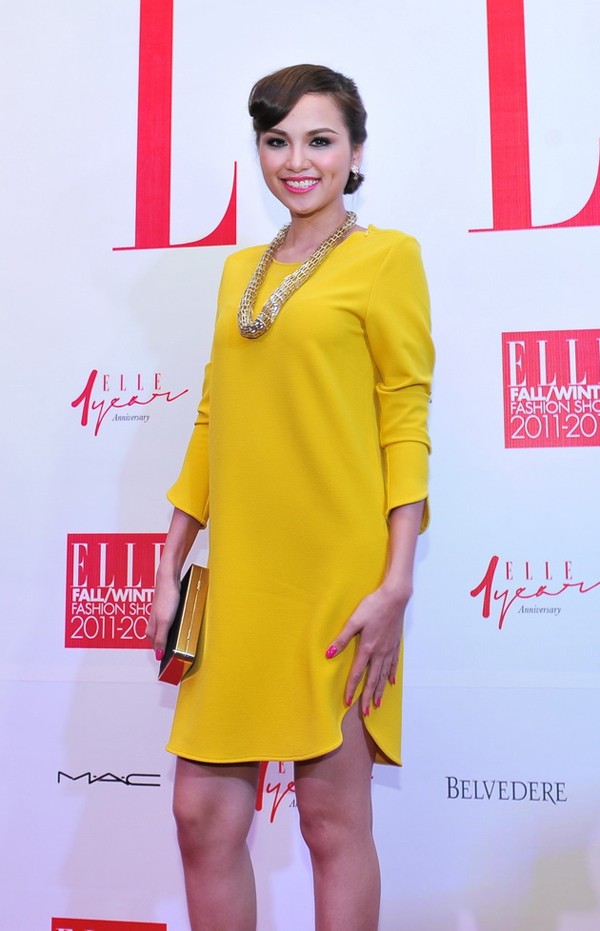 Trong khi đó, Hoa hậu Thế giới người Việt 2010 Diễm Hương dương như được tôn lên nhan sắc bởi chiếc váy trơn màu vàng rực rỡ với phong cách trang điểm trẻ trung.