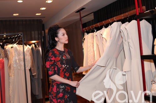 Linh Nga chọn xem những thiết kế của hãng thời trang Elie Saab bày bán tại LuaLa