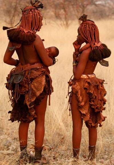 Bộ lạc Himba sống ở phía Bắc của Namibia, sinh tồn chủ yếu bằng săn bắn và hái lượm. Tuy nhiên, họ vẫn biết nuôi bò và dê để đảm bảo cuộc sống.