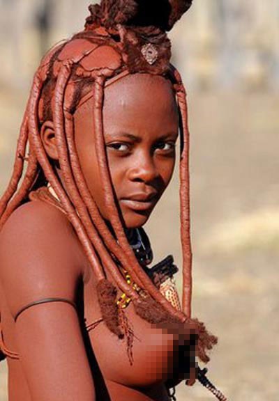 Phụ nữ và đàn ông Himba khỏa thân từ bé, nên khi tiếp xúc với người lạ, mặc đầy đủ quần áo họ rất ngạc nhiên, không hiểu vì sao lại phải mặc quần áo. Sau đó, họ mới “hiểu” rằng, người của thế giới văn minh bị… bệnh ngoài da, nên phải che đi cái phần xấu xí, lở loét đó.