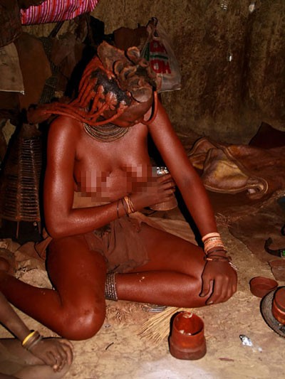 Phụ nữ Himba dùng một loại hợp chất đặc biệt bôi lên người, gọi là Otjize. Hợp chất này làm từ bột màu, đất đỏ, bơ cùng các loại thảo mộc khác, có tác dụng bảo vệ cơ thể họ khỏi khí hậu khắc nghiệt. Thứ hợp chất bảo vệ này đã biến thành “son phấn” làm đẹp cho phụ nữ.