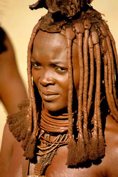 Một số nhà sử học phương Tây tin rằng, có thể cách làm đẹp này còn sót lại từ thời Ai Cập cổ đại. Vì thế, trông phụ nữ Himba có nét gì đó giống vẻ đẹp của phụ nữ Ai Cập cổ đại trong các bích họa cổ.