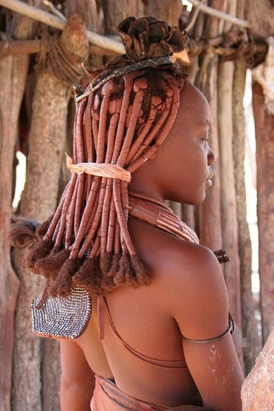 Có lẽ, mái tóc của phụ nữ Himba là đặc biệt nhất. Họ giành nhiều thời gian chăm chút cho mái tóc của mình. Mái tóc được bện cùng với một loại đất sét màu đỏ. Kiểu tóc thể hiện từng giai đoạn cuộc đời của người phụ nữ. Nhìn vào mái tóc có thể biết người phụ nữ có chồng, con hay chưa.