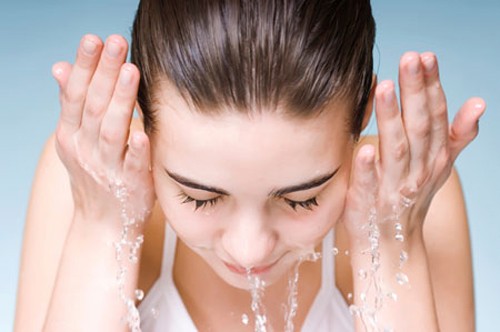 Rửa mặt bằng nước mát lạnh hoặc nén lạnh để có thể giúp đỡ loại bỏ quầng thâm và các bọng mắt xấu xí.