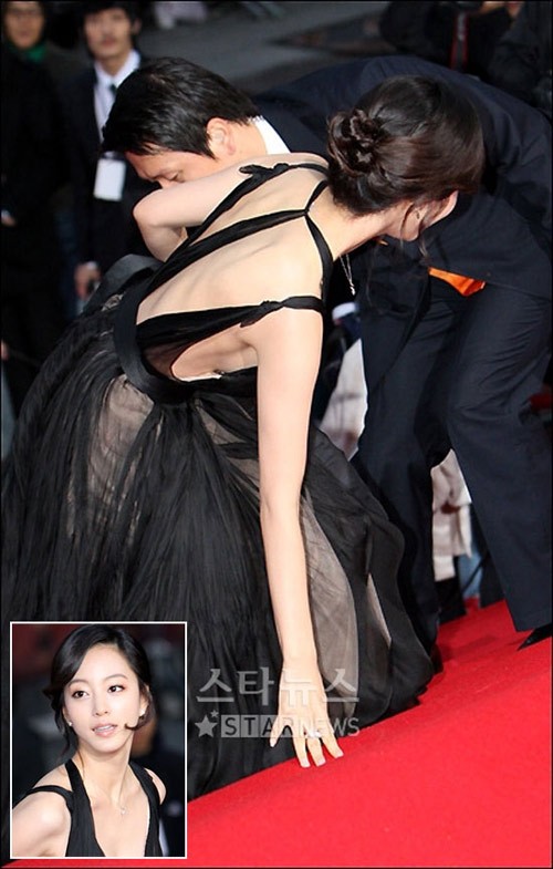 Ji Min không chỉ gây chú ý bởi bộ váy hở quá đà mà còn dài lượt thượt.