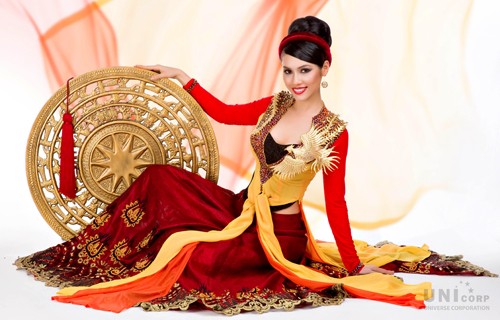 Bộ trang phục mang tên "Tinh hoa Việt" với 2 màu chủ đạo là đỏ và vàng, được nhà thiết kế Thuận Việt sáng tạo theo lối phá cách táo bạo dựa trên sự kết hợp giữa nghệ thuật thêu tay truyền thống và các chất liệu lụa mới nhất. Hoàng My vẫn kiêu sa và quyến rũ lạ thường!