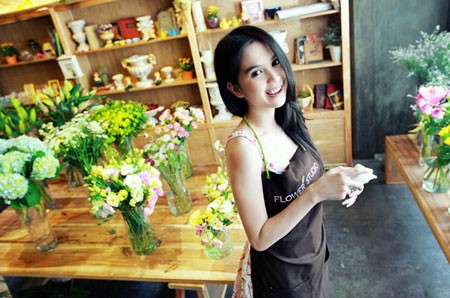 Bộ hình ghi lại những khoảnh khắc đời thường hết sức đáng yêu của tân Hoa hậu người Việt hoàn cầu 2011 trong một cửa hàng hoa.