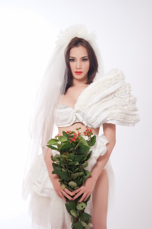 10.Trang nhung Không chỉ gặt hái thành công trên sàn catwalk, người đẹp Trang Nhung đang dần tạo dựng tên tuổi trên lĩnh vực điện ảnh. Ở cô toát lên vẻ kiêu sa, quyến rũ khó cưỡng lại. Đây là chiếc váy cưới đẹp – độc – điệu mà các cô dâu khó lòng dám diện.