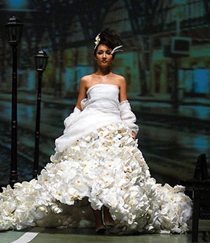 Trước đó, Anna Trương - con gái của nhạc sỹ Anh Quân cũng đã diện váy hoa tươi trong một show thời trang lớn của năm.