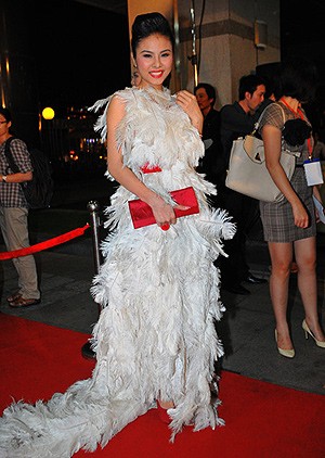 Còn diễn viên Vân Trang lại chọn lông chim để thu hút sự chú ý của mọi người