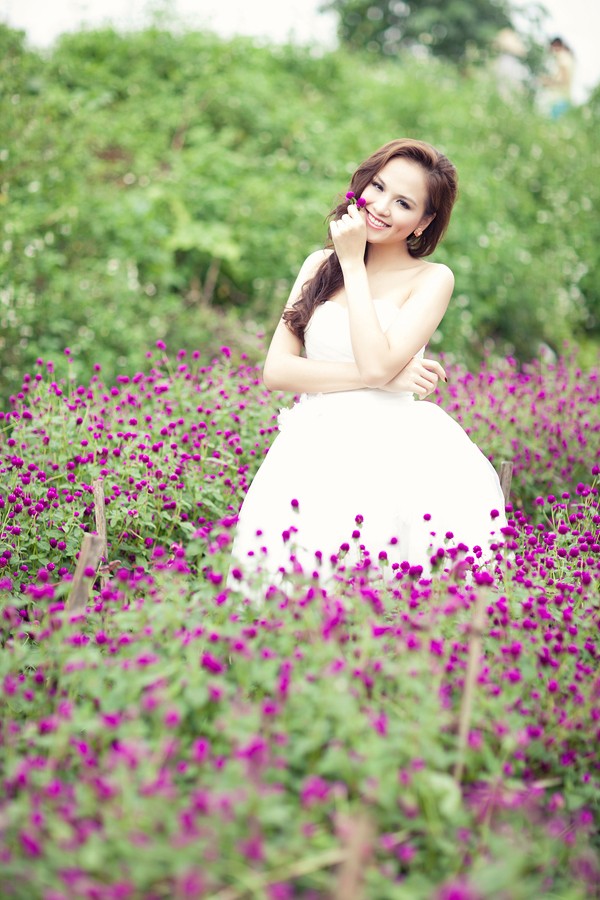 Hoa hậu Diễm Hương quá kiêu sa và đài các nhưng không kém phần duyên dáng trong rừng hoa tím ngắt mùa Xuân.