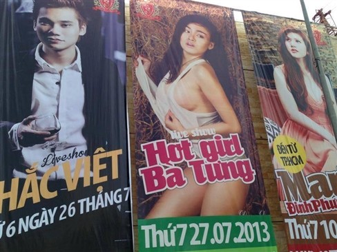 Hình ảnh quảng cáo của Khắc Việt bị đặt cạnh "Bà Tưng" khiến nam ca sĩ "Anh khác, hay em khác" bị hiểu lầm là hát chung sân khấu cùng hot girl tai tiếng.