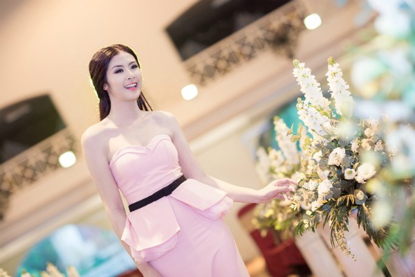 Xuất hiện trong một sự kiện diễn ra vào tối qua tại Hải Dương, Hoa hậu Ngọc Hân trẻ trung và xinh đẹp khi diện đầm mầu hồng