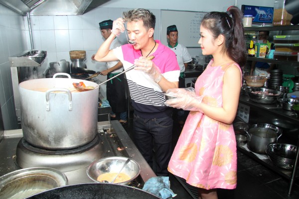 Đàm Vĩnh Hưng thể hiện tài nấu nướng như một đầu bếp chuyên nghiệp