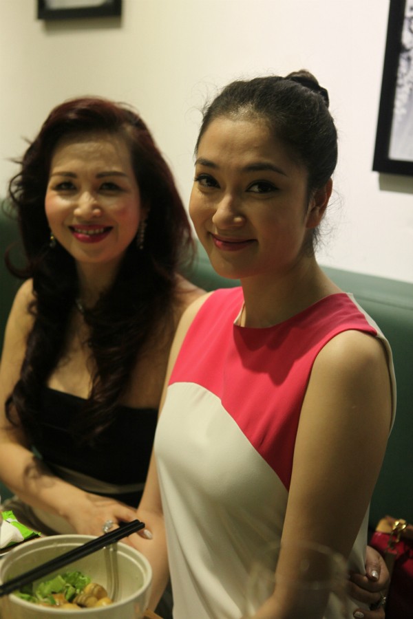 Hoa hậu Nguyễn Thị Huyền cũng đến thưởng thức tay nghề của Đàm Vĩnh Hưng