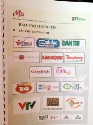 Ngoài logo báo Giáo dục Việt Nam, phần bảo trợ thông tin BTC cuộc thi Hoa khôi trí tuệ Việt Nam còn đưa hàng loạt logo các báo.