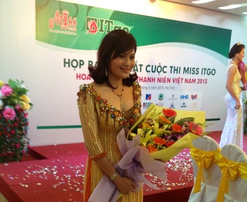 Bà Nguyễn Thị Liễu - Thành viên ban chỉ đạo, nhà tài trợ kim cương tại cuộc thi Hoa khôi trí tuệ