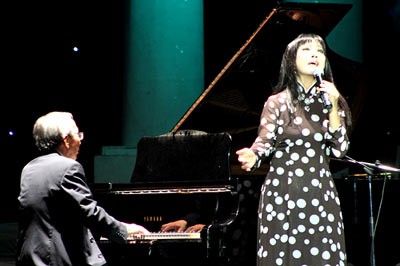 Nhạc sĩ Nguyễn Ánh 9 đệm đàn cho Ánh Tuyết hát trong một chương trình nghệ thuật.