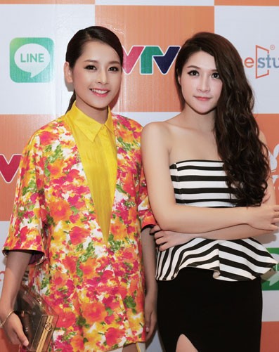 Trong buổi ra mắt bộ phim sitcom "5s online", hai hot girl nổi tiếng của Hà Thành là Chi Pu và Vân Navy đã khiến fan hâm mộ phát cuồng bởi vẻ ngoài xinh đẹp, trong sáng. Đặc biệt, trước khi buổi họp báo diễn ra, hàng trăm fan đã đứng đợi và chờ suốt 2 tiếng đồng hồ để chụp ảnh với hot girl xinh đẹp Chi Pu.