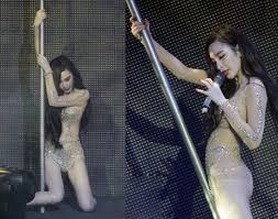 Hình ảnh biểu diễn phản cảm của Angela Phương Trinh tại một quán bar Hà Nội khiến cô bị tuýt còi.