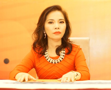 Bà Lê Thị Hồ Thu – Giám đốc công ty TNHH MTV Thế Giới Gia Đình, đơn vị đã mời “trai đẹp bị trục xuất” Omar và 3 anh em họ lưu sang Việt Nam.