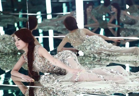 Hoàng Thùy Linh sang trọng và quyến rũ khi thể hiện trong MV "Rơi" với dòng nhạc Chillout