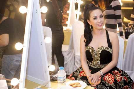 Đây là lần đầu tiên trình diễn thời trang nên Hoa hậu Thu Hoài tỏ ra khá hồi hộp khi ngồi ở cánh gà.