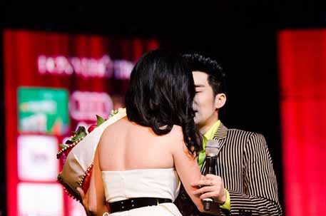 Bạn gái hot girl lên tặng hoa và ôm hôn Quang Hà trên sân khấu