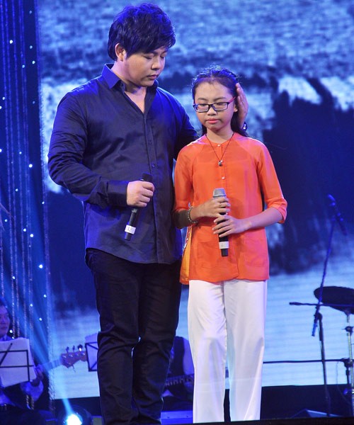 Tiết mục song ca của Quang Lê và Phương Mỹ Chi với ca khúc Sa mưa giông cũng khiến khán giả cảm thấy nức lòng. Cả hai hòa giọng vô cùng hòa quyện trên sân khấu.