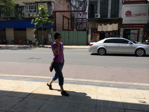 Phong cách "chuẩn man" của Thúy Vinh đã khiến cô bị phát hiện khi đi mua sắm tại trung tâm thương mại đắt đỏ nhất Hà Nội.