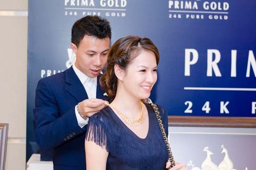 Người đẹp cũng bất ngờ trở thành người mẫu đeo thử bộ trang sức bằng vàng của một doanh nghiệp đến tham dự buổi tọa đàm