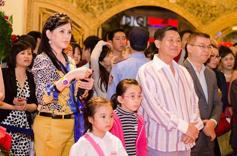 Trong suốt quá trình diễn ra sự kiện, bố mẹ chồng Tăng Thanh Hà luôn giữ khoảng cách với nhau trước giới truyền thông.