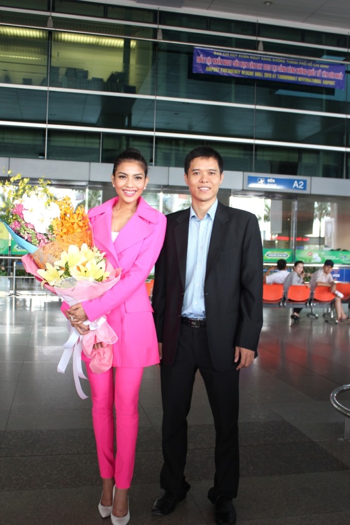 Đại diện công ty Hoàn vũ - nơi đưa cô đi thi cũng ra tận sân bay đón Trương Thị May