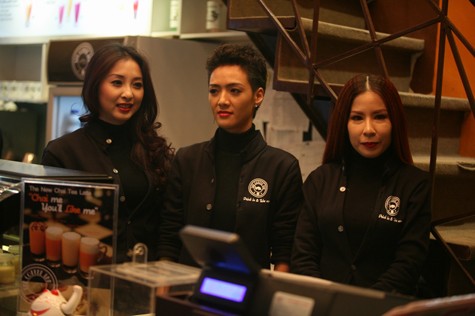 Ba thành viên nhóm 5 Dòng Kẻ trở thành nhân viên bán cafe