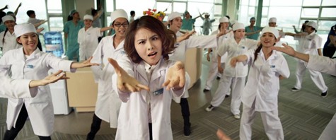 Vân Trang không chỉ làm bác sĩ bình thường mà cô vừa làm vừa hát hò và nhảy múa