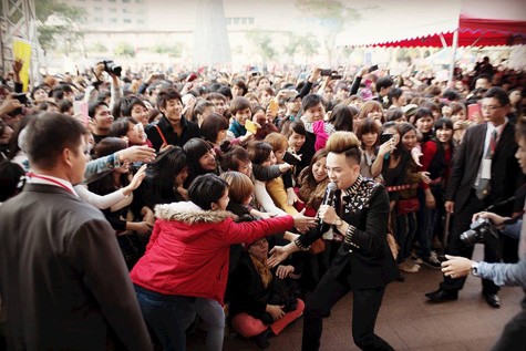 Rất nhiều fan hâm mộ đã lao lên để được cầm tay Cao Thái Sơn